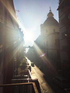 Un edificio con il sole che splende su una strada di Casa Vacanze Disfida di BARLETTA suite a Barletta