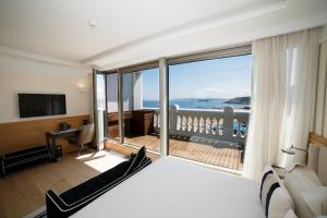 サンタンデールにあるグラン ホテル サルディネロの海の景色を望むホテルルーム