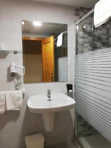 A bathroom at Labella María