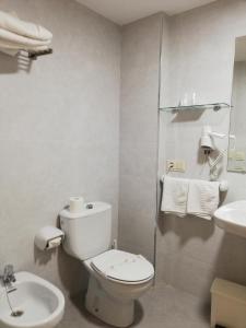 A bathroom at Labella María