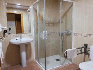 A bathroom at Labella María
