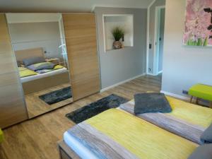 ヴェスターシュテーデにあるLANDLOFT am Paradiesのベッドルーム1室(ベッド2台、大きな鏡付)