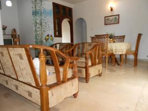 comedor con 2 camas, mesa y sillas en Accoma Villa, en Hikkaduwa