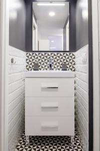 アリカンテにあるCigarreras Lovely Loftのバスルーム(白い洗面台、鏡付)