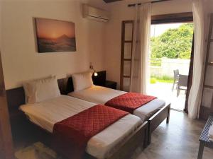 Postel nebo postele na pokoji v ubytování Amalia Cottages