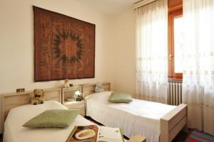 サーラ・コマチーナにあるIsola Vista - Terrazzoのベッドルーム1室(ベッド2台、上にテディベア付)