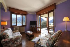 サーラ・コマチーナにあるIsola Vista - Terrazzoのリビングルーム(ソファ、テーブル、窓付)