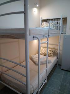 - deux lits superposés dans une chambre dans l'établissement Адмирал хостел, à Odessa