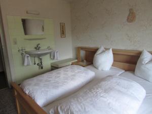 Postel nebo postele na pokoji v ubytování Ferienhaus Tschenett