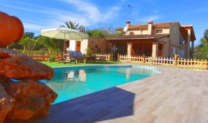 Son Antem في كامبوس: فيلا بمسبح امام بيت