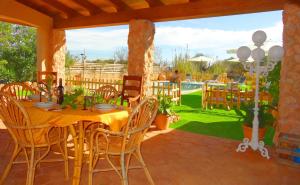 Son Antem في كامبوس: غرفة طعام مع طاولة وكراسي على الفناء