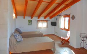 Son Antem في كامبوس: غرفة نوم بها سرير وكرسي في الغرفة +41 صورة