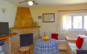 Son Antem في كامبوس: غرفة معيشة مع أريكة ومدفأة