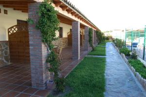 a patio with ivy on the side of a house at Residencial La Teja in Zahora