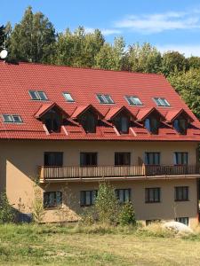 ein Gebäude mit einem roten Dach und Fenstern in der Unterkunft Apartmán Horní Lipová in Lipová-lázně
