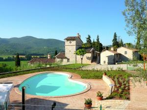 コルチャーノにあるBeautiful Holiday Home in Corciano Umbria with Swimming Poolの家の前の大型スイミングプール