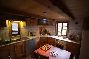 Kitchen o kitchenette sa Chalet Marion