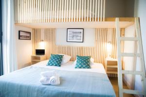 a bedroom with a bunk bed with two towels at Georges Hostel & Café in Sète