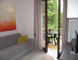 ein Wohnzimmer mit Sofa und Tisch in der Unterkunft Sole di Lazise in Lazise