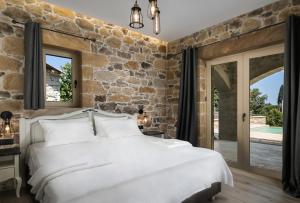 Кровать или кровати в номере Villa Antonousa - Private Pool Oasis +25 фотографий