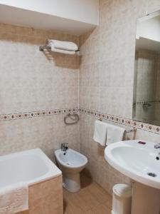 A bathroom at Labella María