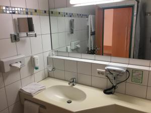 Koupelna v ubytování Hotel SunParc - SHUTTLE zum Europa-Park Rust 4km & Rulantica 2km