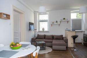 Apartman Park في داروفار: غرفة معيشة مع أريكة وطاولة