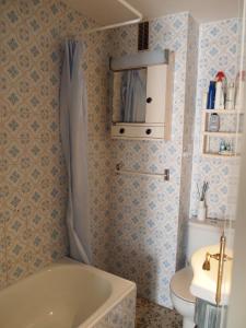 a bathroom with a tub and a toilet and a sink at Habitaciones frente a la playa in Málaga