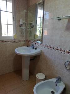 A bathroom at Labella María