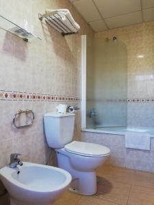 A bathroom at Labella María