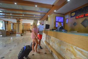 un hombre y una mujer de pie en un bar en Bulvar Hotel, en Antalya