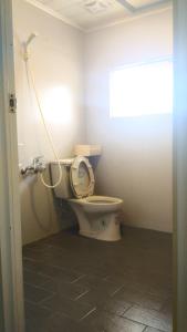 南灣的住宿－苣同民宿，一间带卫生间和盖的浴室