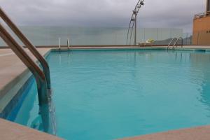 Bazén v ubytovaní Piso con piscina y garaje en la Playa de Las Canteras alebo v jeho blízkosti