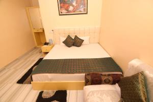 Postel nebo postele na pokoji v ubytování DS Residency Varanasi-Prime Location-Parking