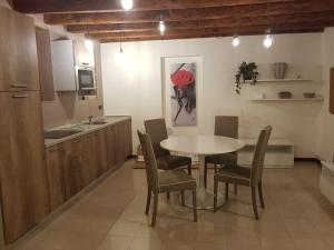 kuchnia i jadalnia ze stołem i krzesłami w obiekcie Casa Rossella w Weronie