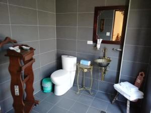 Koupelna v ubytování Tata House B&B
