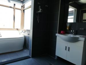 Koupelna v ubytování Tata House B&B