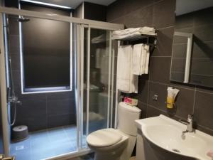 Koupelna v ubytování Tata House B&B