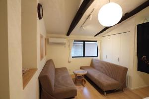 - un salon avec un canapé et une table dans l'établissement Kokon Higashiyama, à Kyoto