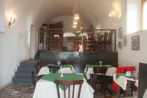 um restaurante com duas mesas com toalha de mesa verde e branca em Sopra il Limoneto em Cetara