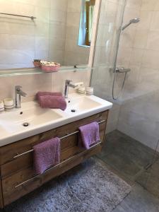 y baño con lavabo y ducha. en Sonnseitn Klaunz27, en Matrei in Osttirol