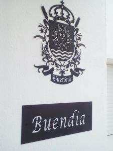 a sign on the side of a building with a crown at Apartamento Buendia in Buendía