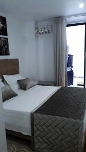 リスボンにあるInn Lisbon, Alfama Fado Studioのベッドルーム(大きな白いベッド1台、窓付)