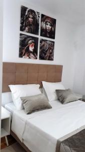 リスボンにあるInn Lisbon, Alfama Fado Studioのベッドルーム1室(壁に3枚の写真が飾られたベッド1台付)