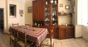 una sala da pranzo con tavolo e mobile di porcellana di Appartamento Via Ferdinando Galiani a Chieti