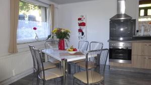 ein Esszimmer mit einem Tisch und Stühlen in einer Küche in der Unterkunft H@rz4u in Clausthal-Zellerfeld