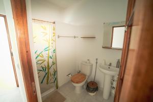 a bathroom with a toilet and a sink at Música do Mar in Ponta do Sol