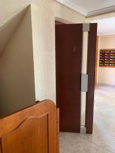 una stanza con una porta e una scala in un edificio di Beach Benidorm a Benidorm