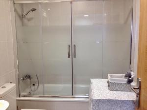 une douche avec une porte en verre dans une salle de bain dans l'établissement Bermeo y Urdaibai - PARKING-Ascensor - WIFi - tranquilo, à Bermeo 26 autres photos