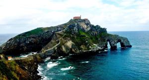 une maison au sommet d'une montagne dans l'océan dans l'établissement Bermeo y Urdaibai - PARKING-Ascensor - WIFi - tranquilo, à Bermeo